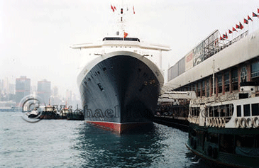QE2 Bow-on at Hong Kong